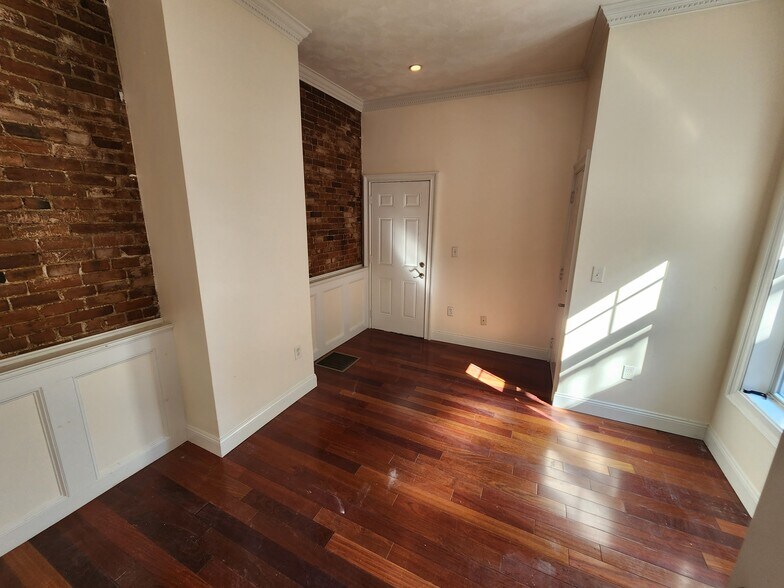 Building Photo - 566 E 5th St