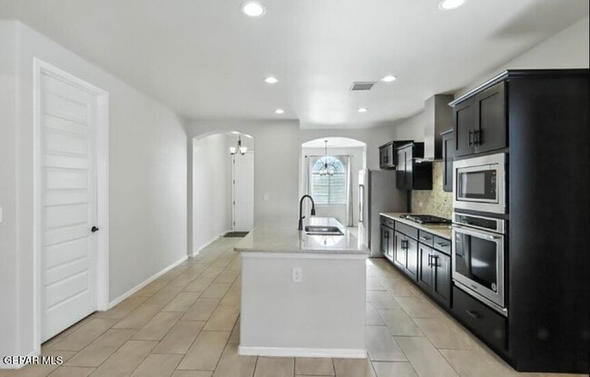 Building Photo - 1126 Gaitan St