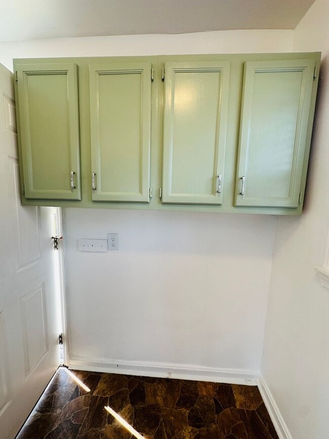 Building Photo - Spacious and stylish home in a prime Louisville location!-Ask about our Long-Term Leasing Specials!