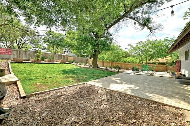 Building Photo - 5303 Gladstone Dr
