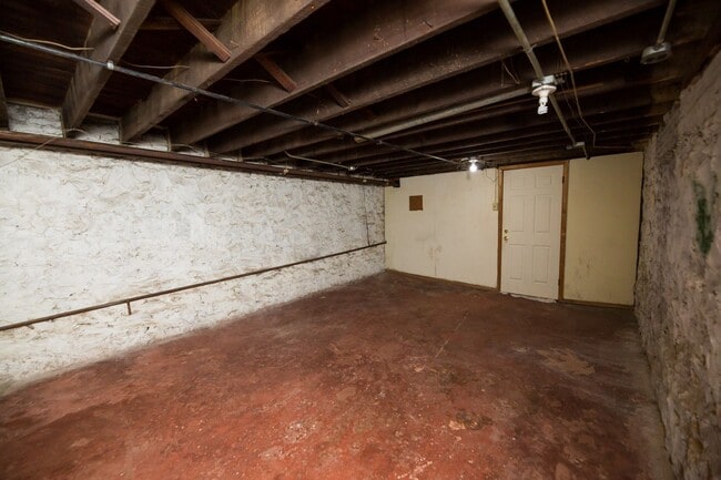 Building Photo - 2026/2027 JHU Off-Campus Charles Village 3bd/1ba Rowhouse w/ W/D!! Available 6/9/26