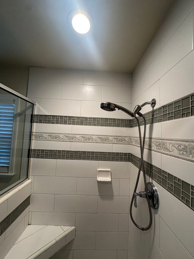 Building Photo - Gorgeous, 3 bedroom, 2.5 bath home, ready for move in