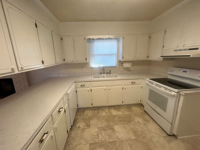 Building Photo - 1015 Walters Ln