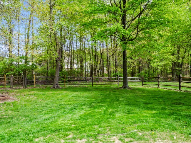 Building Photo - 672 E Lake Ln