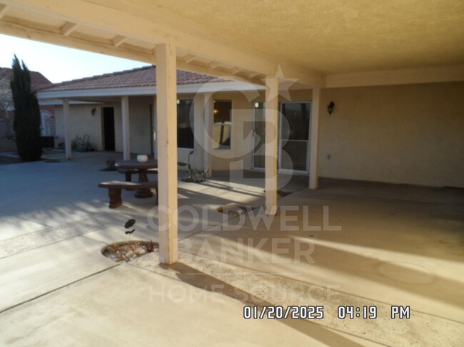 Building Photo - 3 Bedrooms, 2 Bathrooms, Approx. 2492 sq. ...