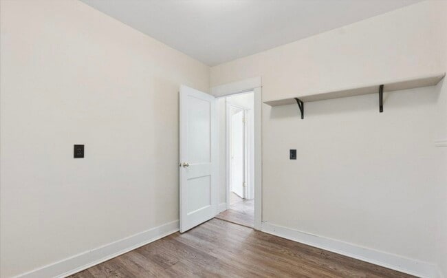 Building Photo - 506 W Oakland Ave