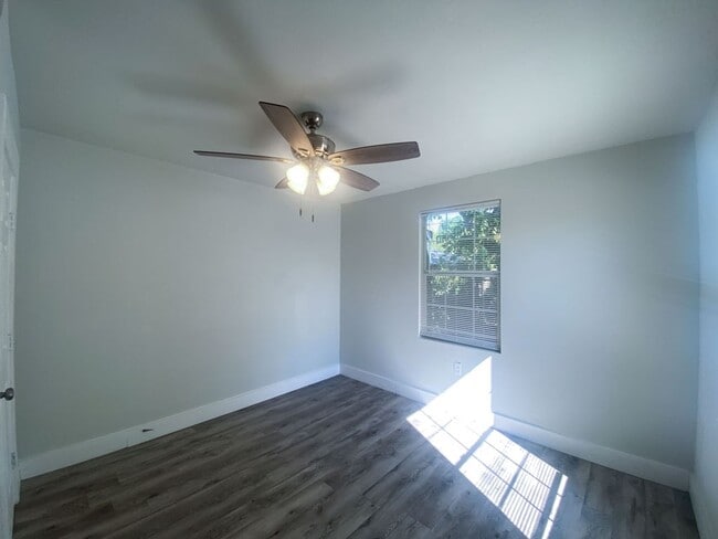 Building Photo - 2Bed/1Bath House for Rent! Available Now
