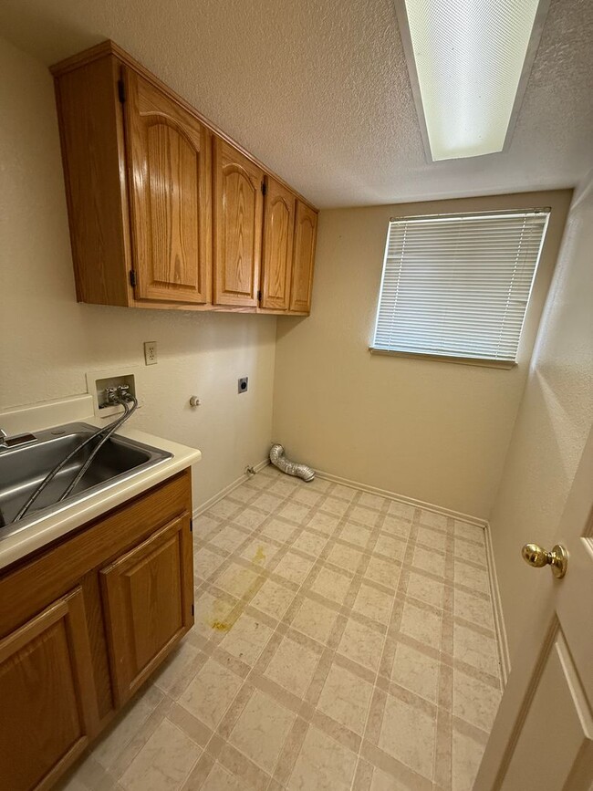 Building Photo - 696 Harvard Ct