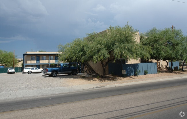Building Photo - 3700 N Fairview