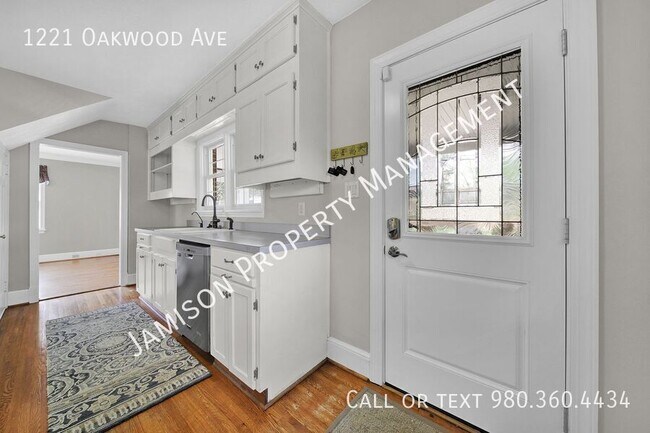 Building Photo - 1221 Oakwood Ave