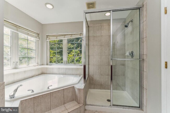 Building Photo - 4273 Upper Park Dr