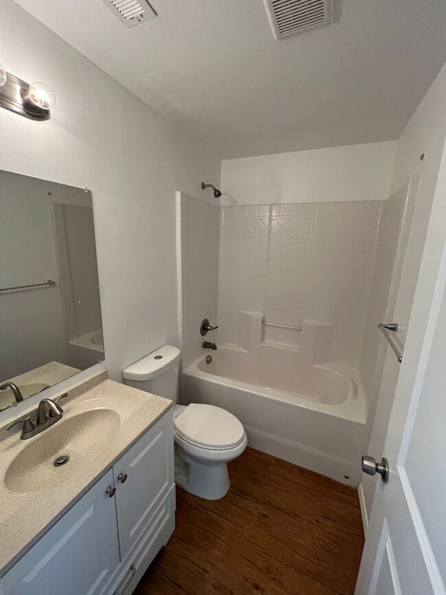 Building Photo - Beautiful Townhouse Available Mid-September