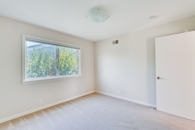 Building Photo - $8500-Mountain View  4 bedroom 3 baths in great neighborhood!