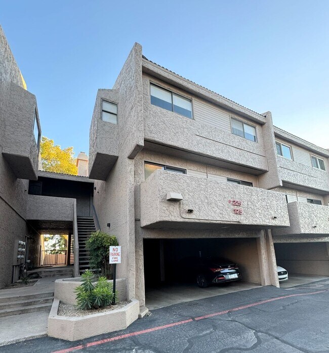Building Photo - RUNAWAY POINT AT THE LAKES TEMPE