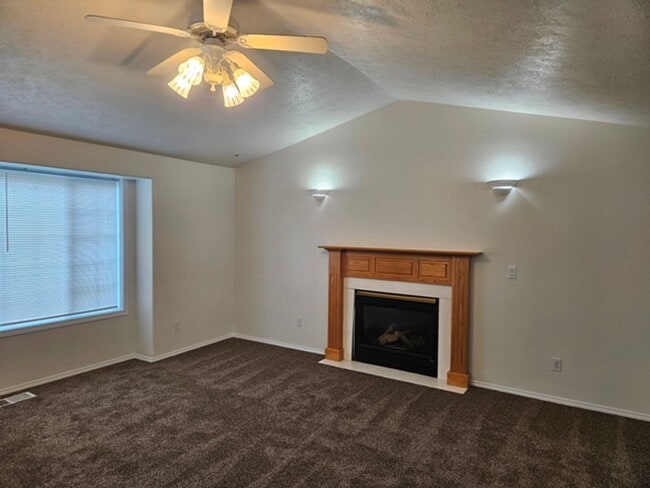 Building Photo - 4Bd/3Ba Two Story House - Available to View!