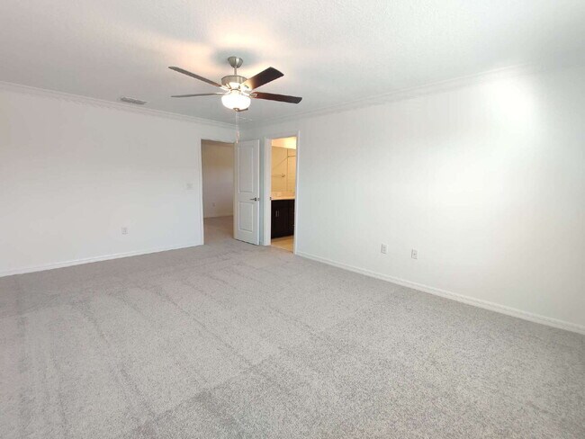 Building Photo - Spacious End-Unit Townhouse in FishHawk Ranch | Top-Rated Schools