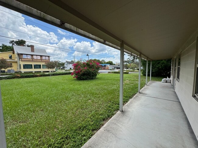 Building Photo - Charming 1-Bedroom, 1-Bath Home Near Downtown Tavares - Lawn Care Included!