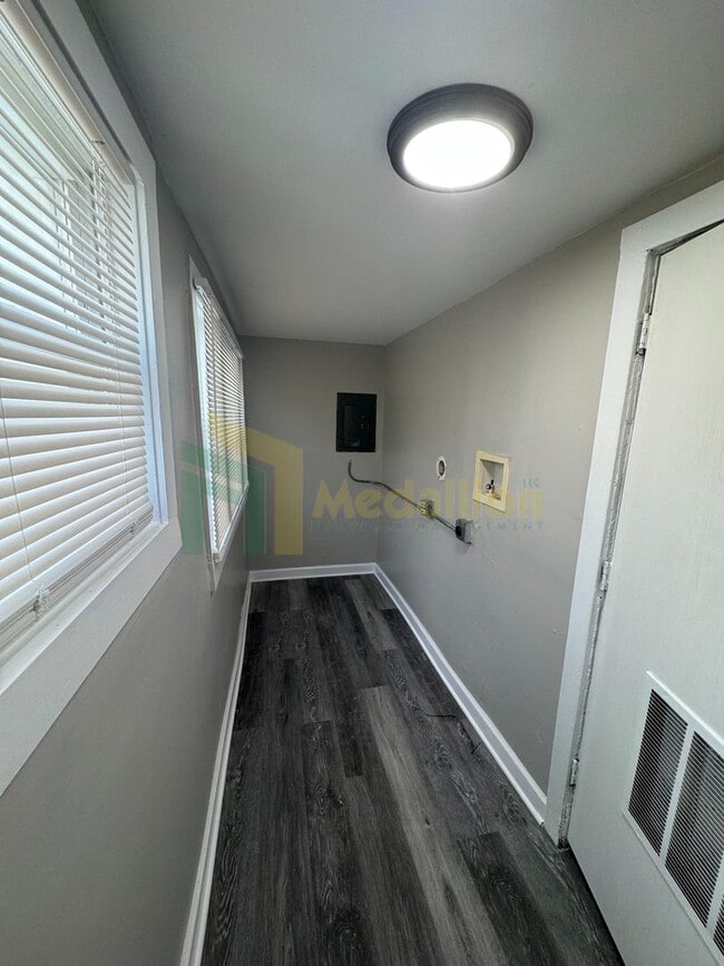Building Photo - Beautifully Remodeled 4BR/2BA Home with Sp...