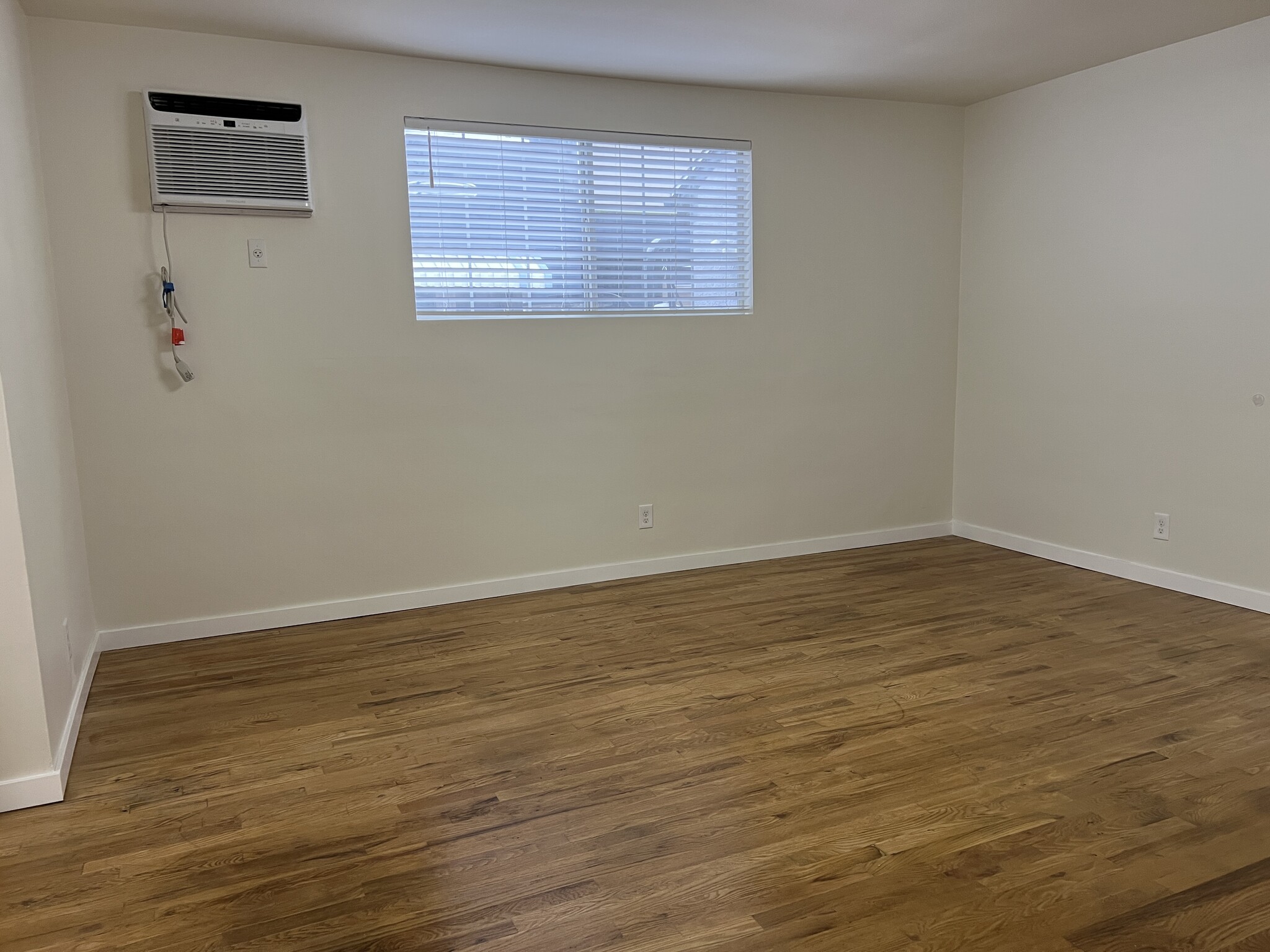 Building Photo - 12717 Oxnard St