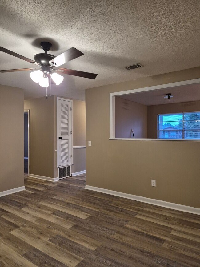 Building Photo - 145 Deerwood Ct