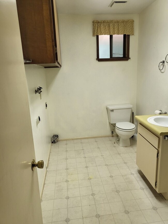 Building Photo - 2 bedroom 2 bath House for Rent in Cave Junction