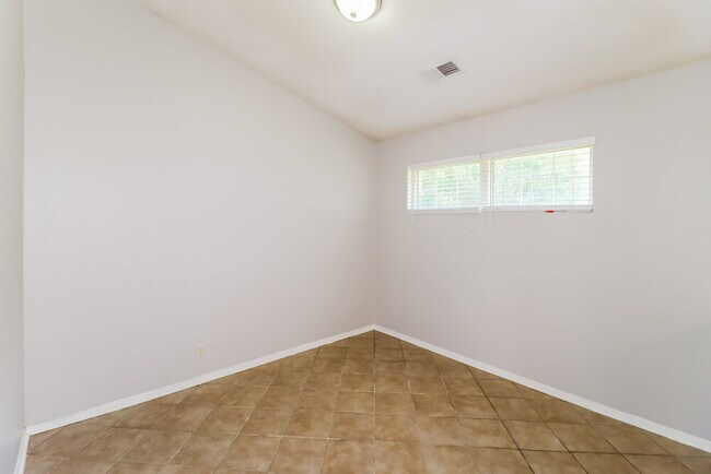 Building Photo - 4680 Waterfront Oak Dr