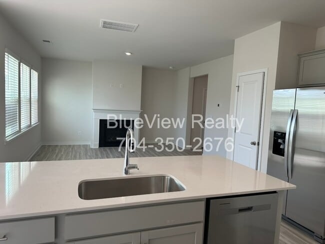 Building Photo - Brand new home 3 bed 2.5 bath 2 car garage in Steele Creek