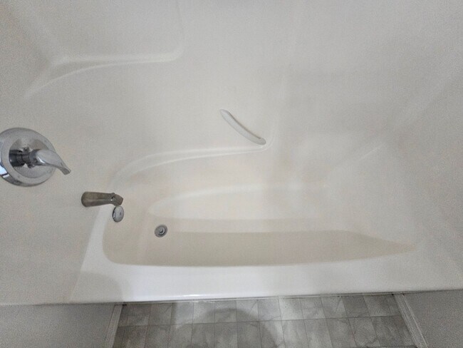 Building Photo - 3 Bedroom Home with Outdoor Space