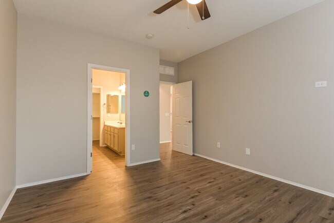 Building Photo - 405 East Placita Nodo