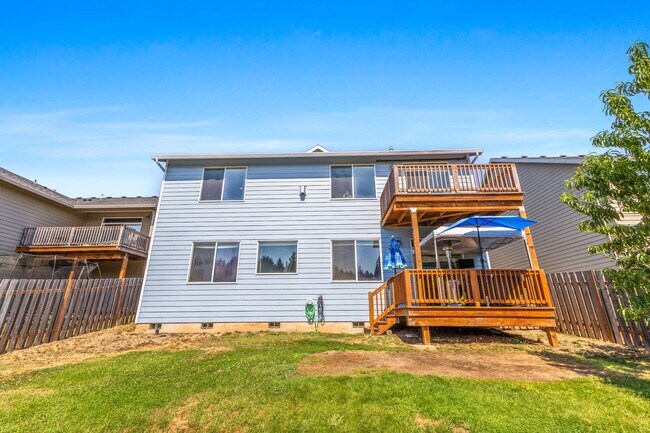 Building Photo - 5-bed, 3-bath Home in Scenic West Salem