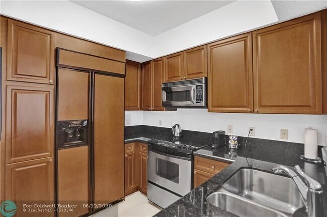 Building Photo - 111 SE 8th Ave