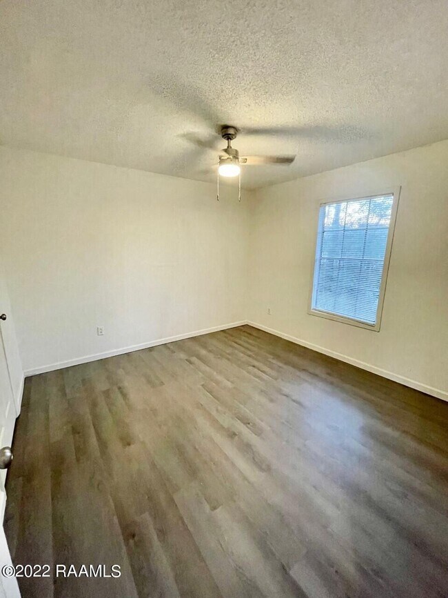 Building Photo - 391 W Railroad Ave