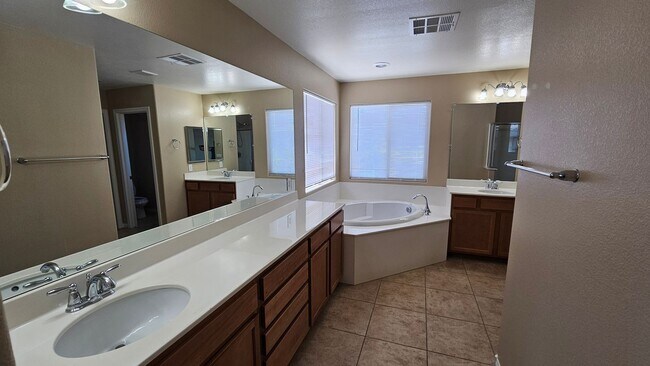 Building Photo - Large 4 bedroom in gated Stetson Trails Community