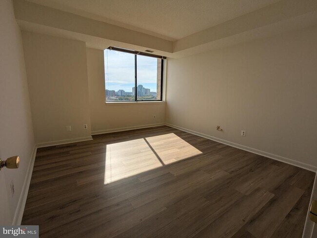 Building Photo - 3709 S George Mason Dr