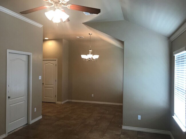 Building Photo - Beautiful 3bed/2bath Duplex near Clear Cre...