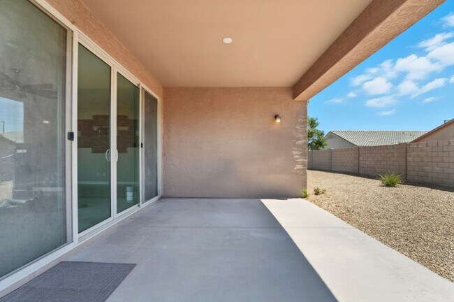 Building Photo - Welcome to this stunning 3-bedroom, 2-bath...
