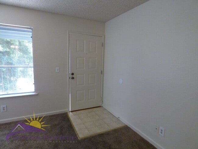 Building Photo - Condo in South Natomas, 2 Bed 2 Bath 840 sqft