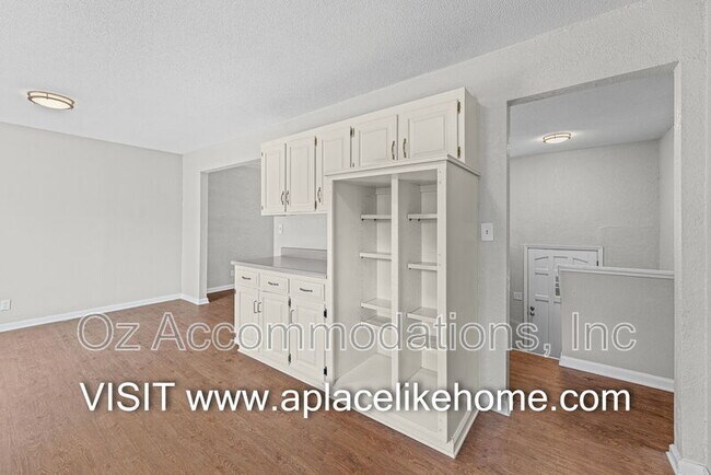 Building Photo - 1105 W Elm Terrace