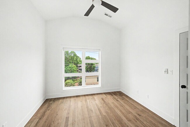 Building Photo - Stunning 3BR/3.5BA contemporary condo in the heart of Wedgewood-Houston!