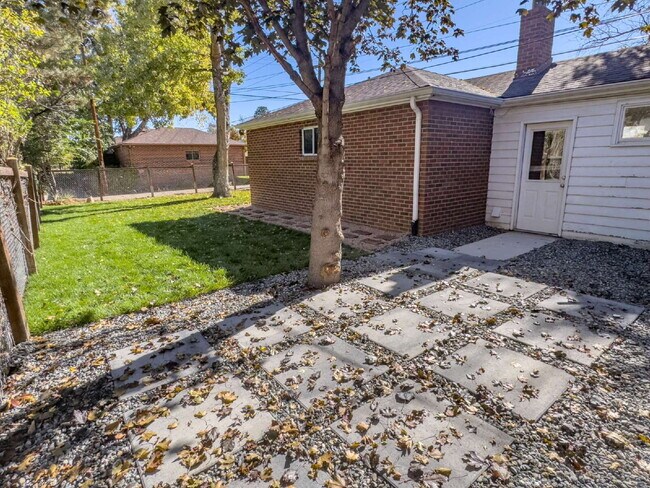 Building Photo - "Spacious 5-Bedroom Gem on Locust Street – 2,053 Sq. Ft. of Comfort in Denver's Heart!"