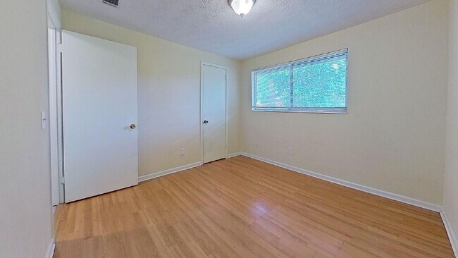 Building Photo - Welcome home to this beautiful brick 3-bedroom