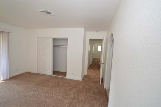 Building Photo - A Spacious and Stylish 2 Bed / 2 Ba Condo Gated Community