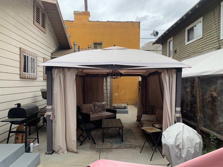 Back yard, Barbecue and Laundry room - 1400 W Olympic Blvd