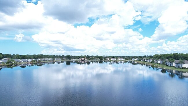 Building Photo - ** CROWN POINTE SHORES ** 2 BED + DEN / 2 BATH - GARAGE - TURNKEY FURNISHED - ANNUAL RENTAL