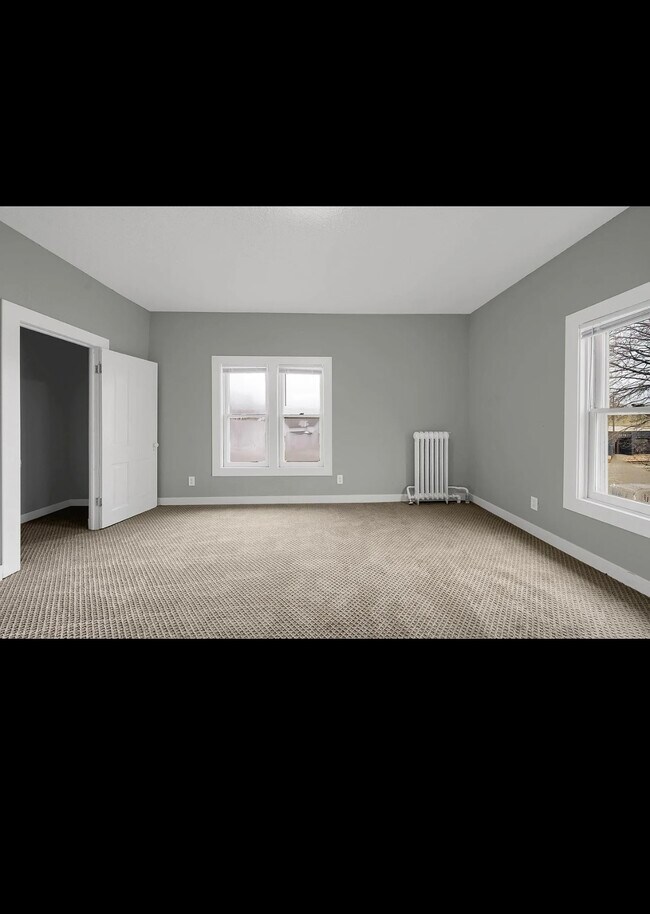 Building Photo - 1055 7th St W