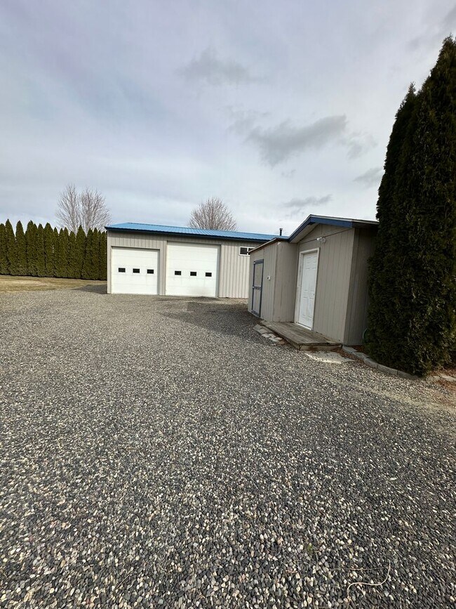 Building Photo - RARE FIND!! Country living with big shop o...