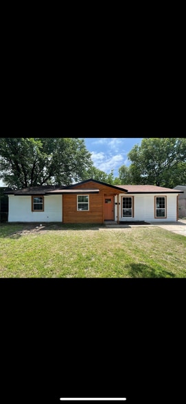 Primary Photo - 225 E Coral Way