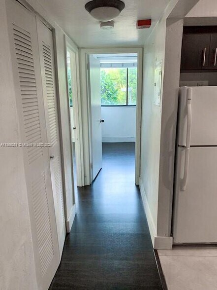 Building Photo - 2715 Tigertail Ave