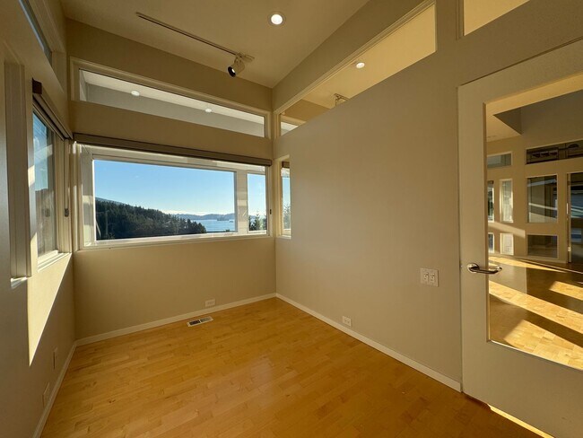 Building Photo - Breathtaking views of Chuckanut Bay!!