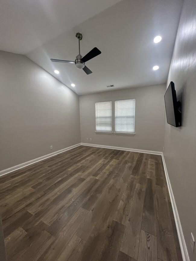 Building Photo - 920 Hanson Dr